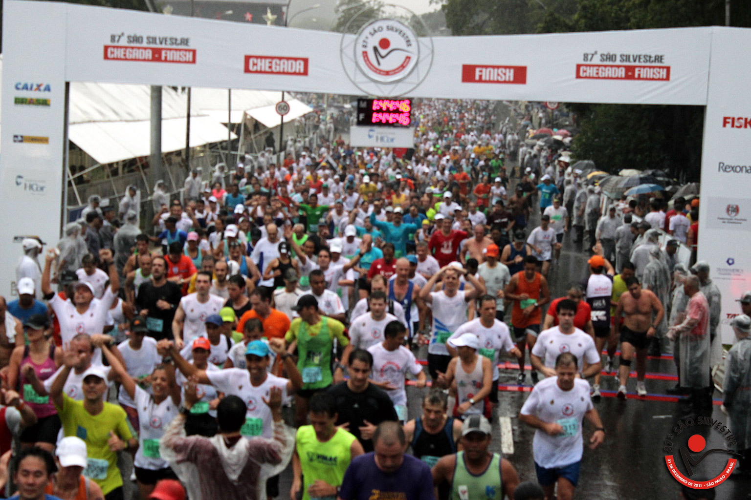 Chegada da Corrida São Silvestre, com centenas de corredores.
